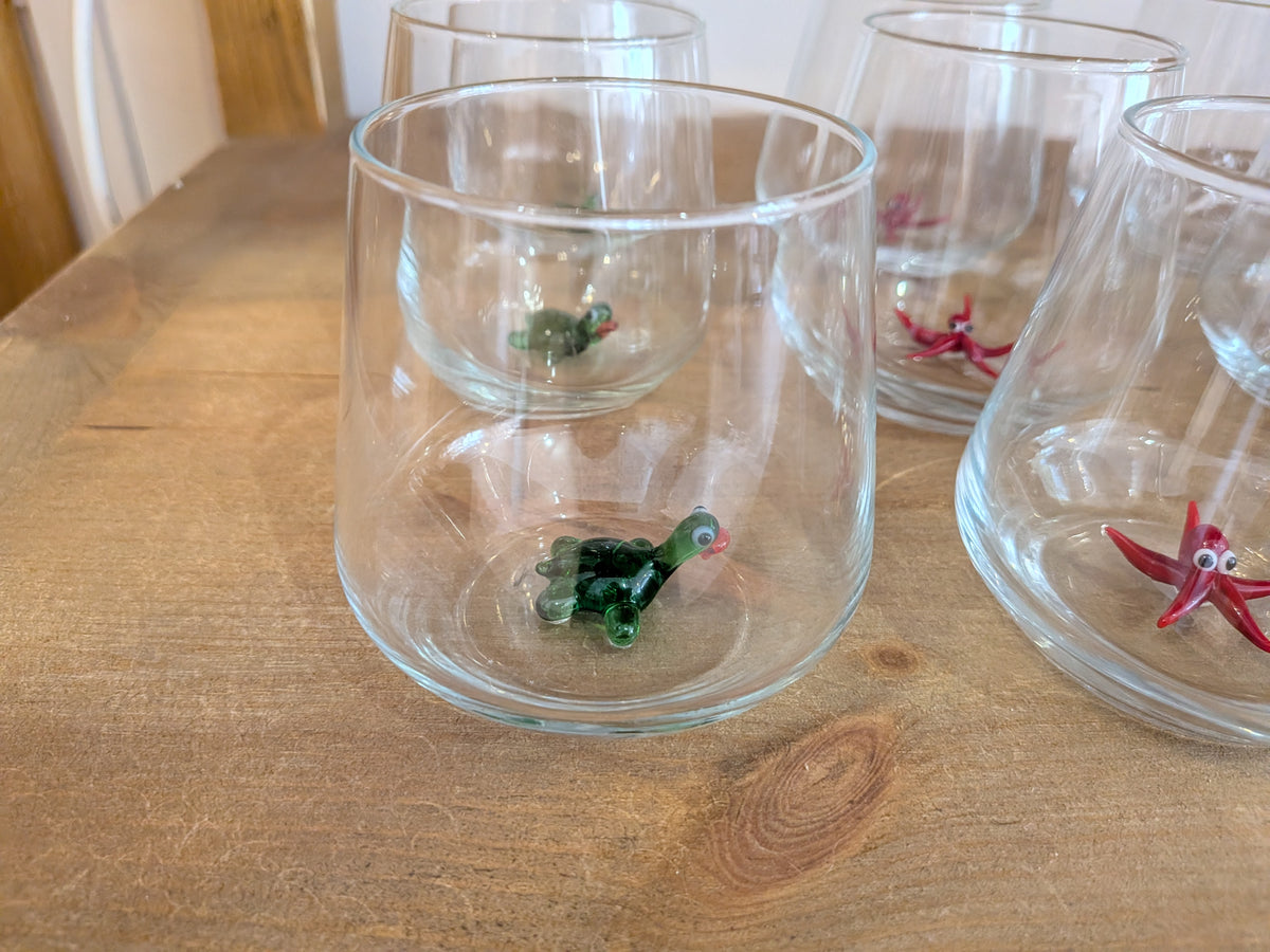 Verre avec sculpture animal