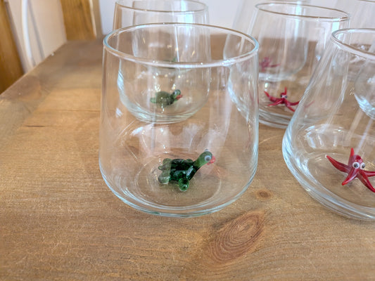 Verre avec sculpture animal
