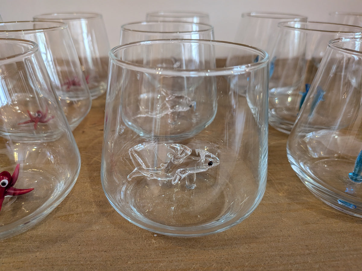 Verre avec sculpture animal