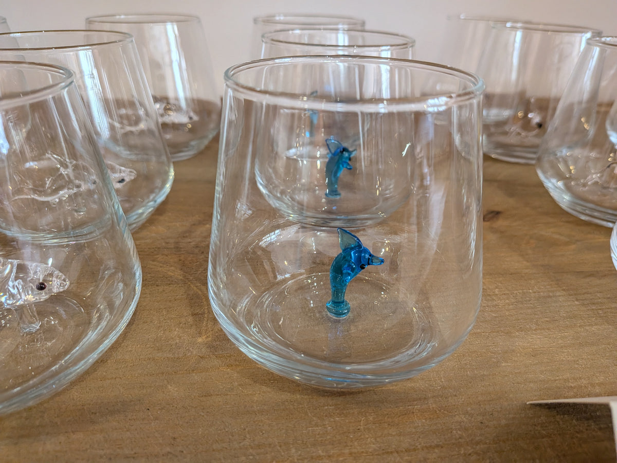 Verre avec sculpture animal