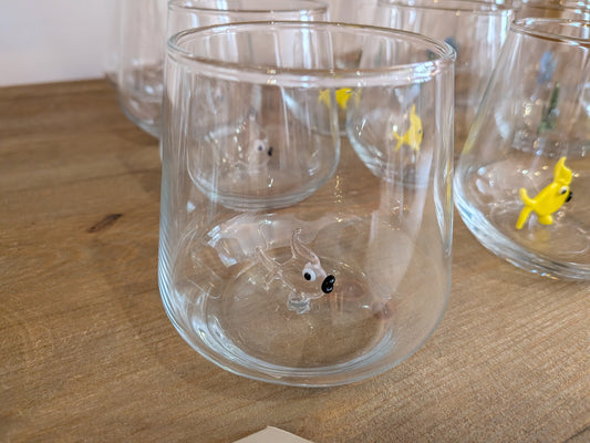 Verre avec sculpture poisson