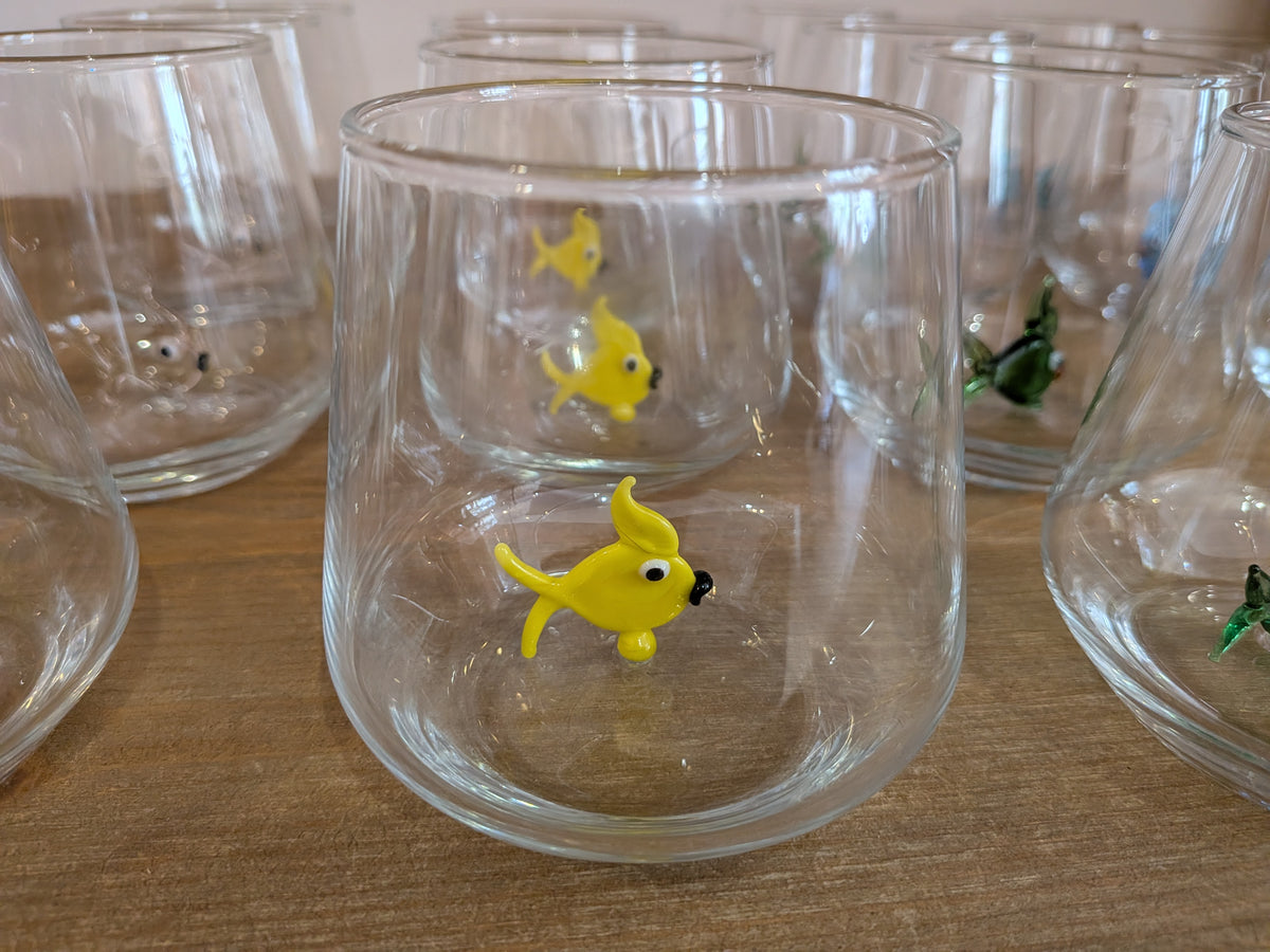 Verre avec sculpture poisson