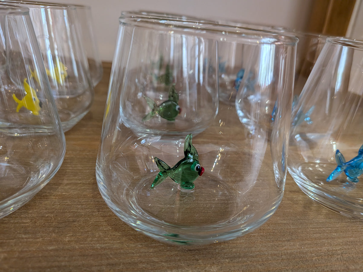 Verre avec sculpture poisson