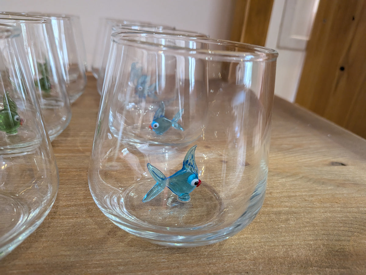 Verre avec sculpture poisson
